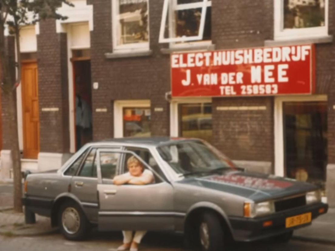 Van der Mee is in februari 1990 met zijn vrouw aan het werk in hun winkel in huishoudelijke apparatuur.