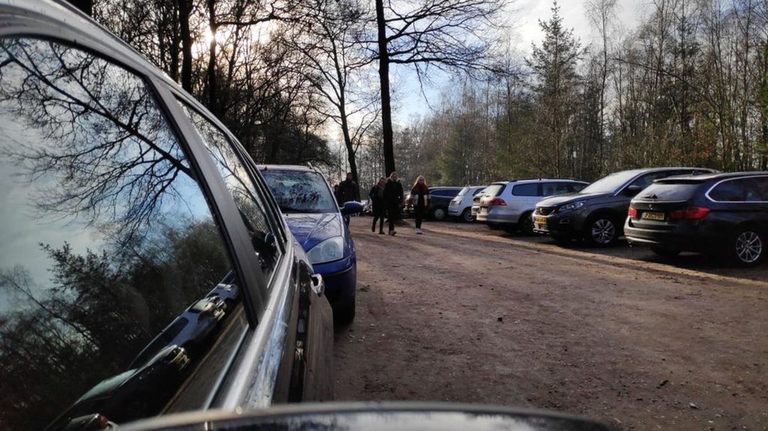 De parkeerplaats bij het Deelerwoud staat helemaal vol.