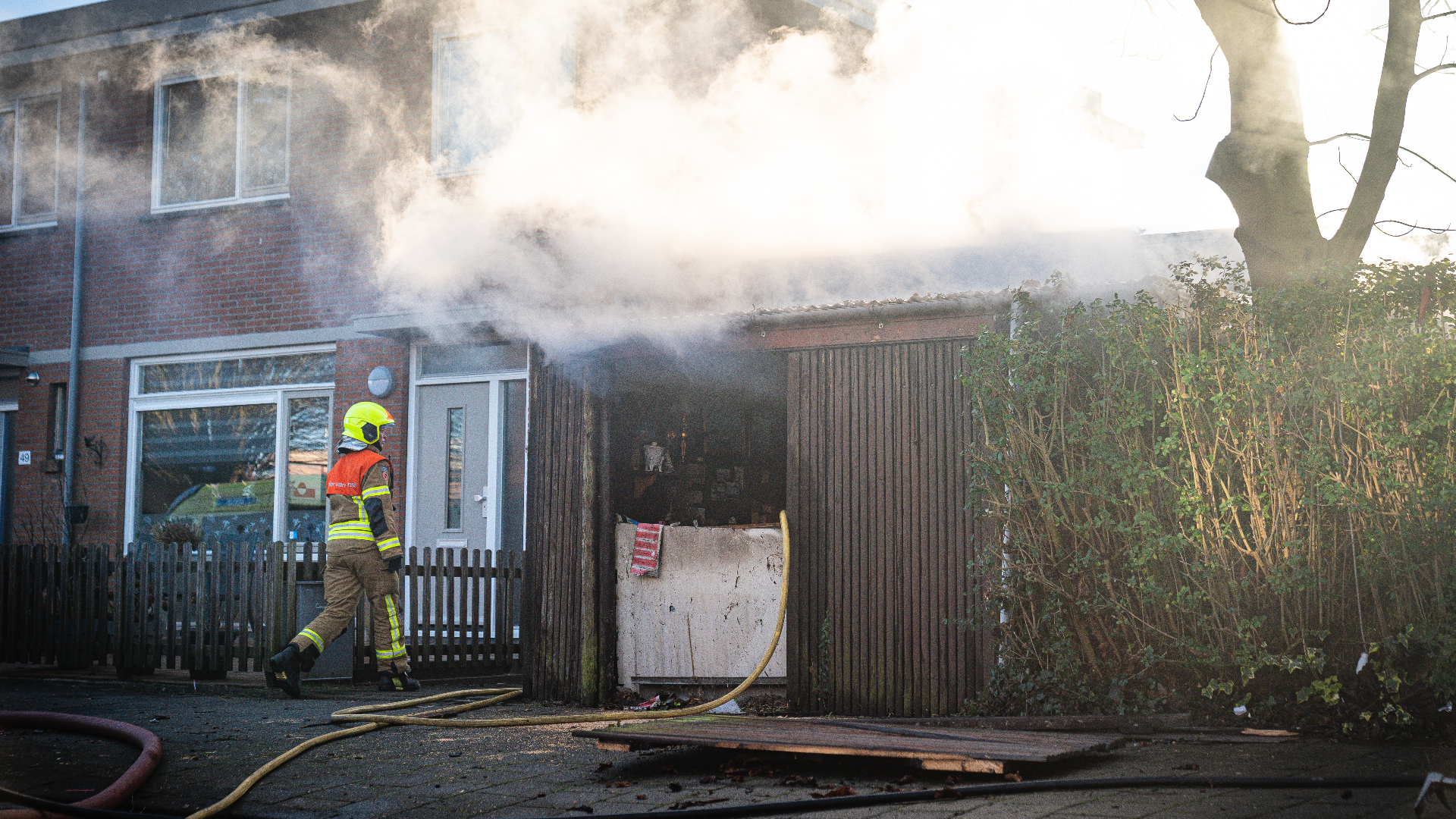 Het vuur ontstond in een schuur naast een woning.
