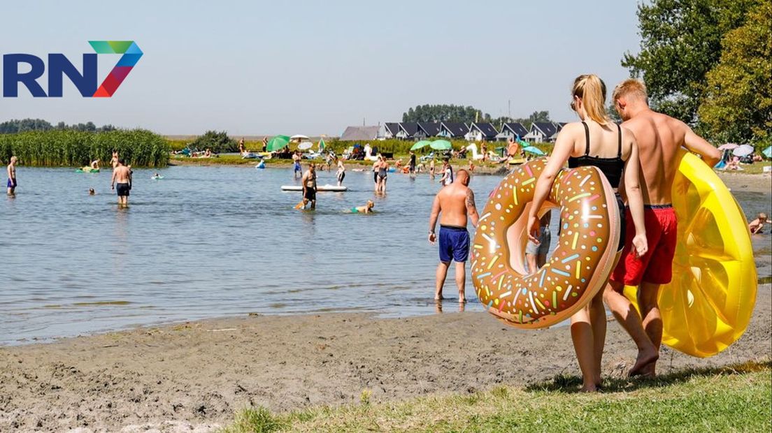 Mensen zoeken verkoeling bij een recreatieplas