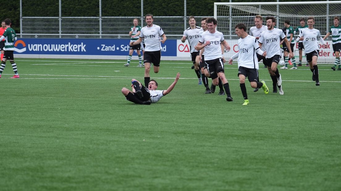 Wessel de Visser juicht na zijn goal tegen Zeelandia Middelburg
