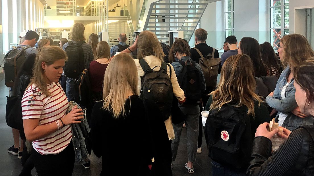 Studenten in de rij, vlak voor de opening van de bibliotheek vanmorgen.