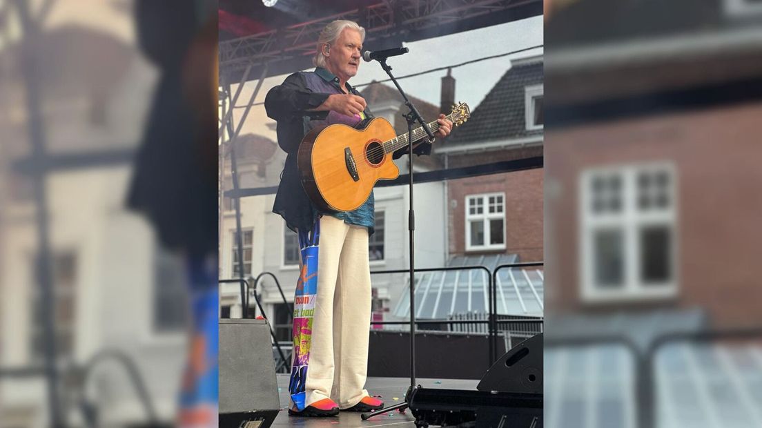 Johnny Logan tijdens zijn optreden bij Roze Zaterdag in Goes