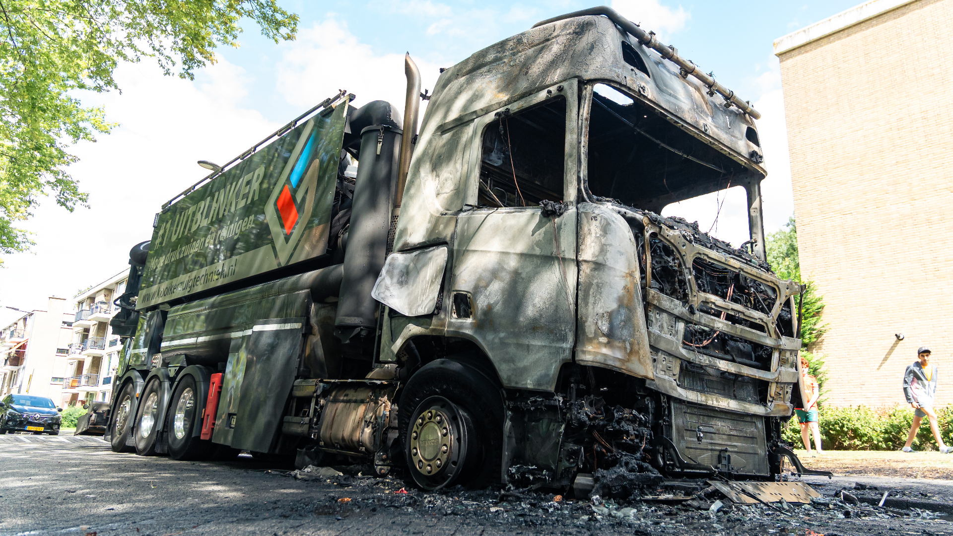 De bestuurder wist op tijd uit de vrachtwagen uit te komen.