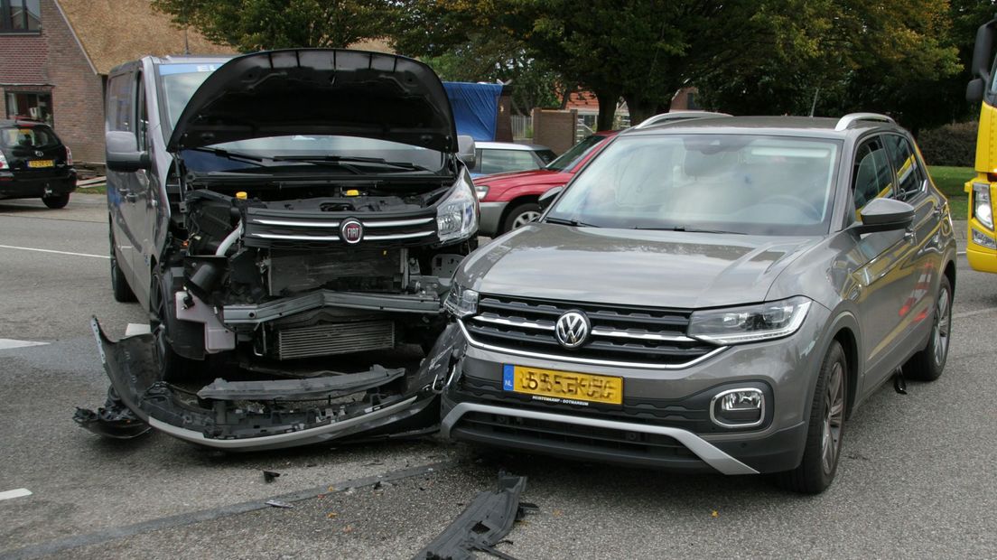 Bestelbus botst op auto