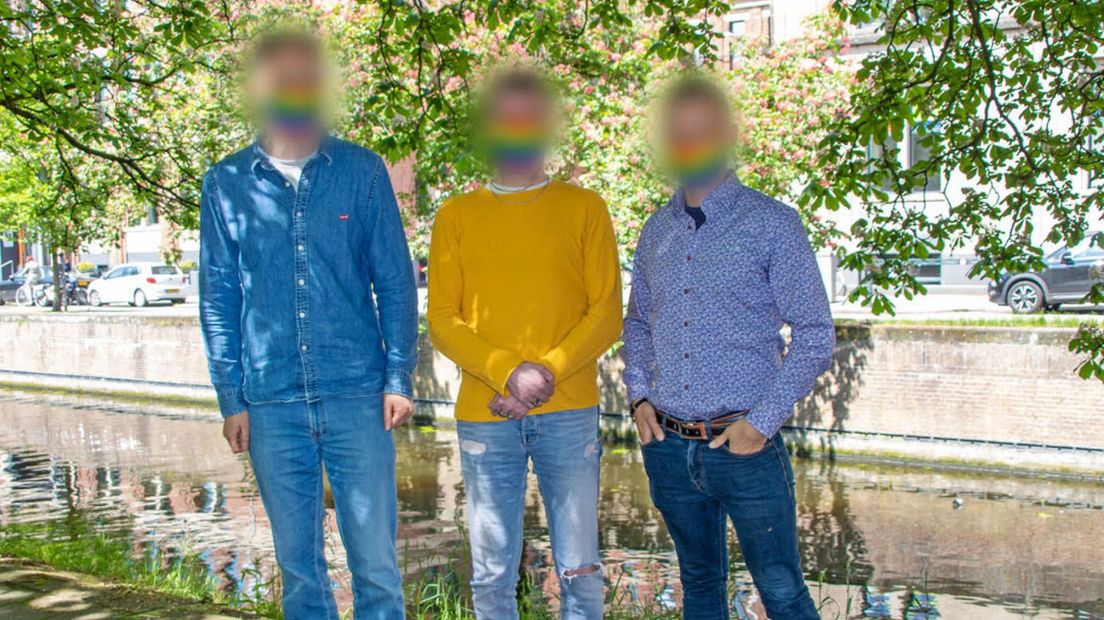 Omdat het om een anonieme hulpgroep gaat, zijn de vertegenwoordigers onherkenbaar gemaakt