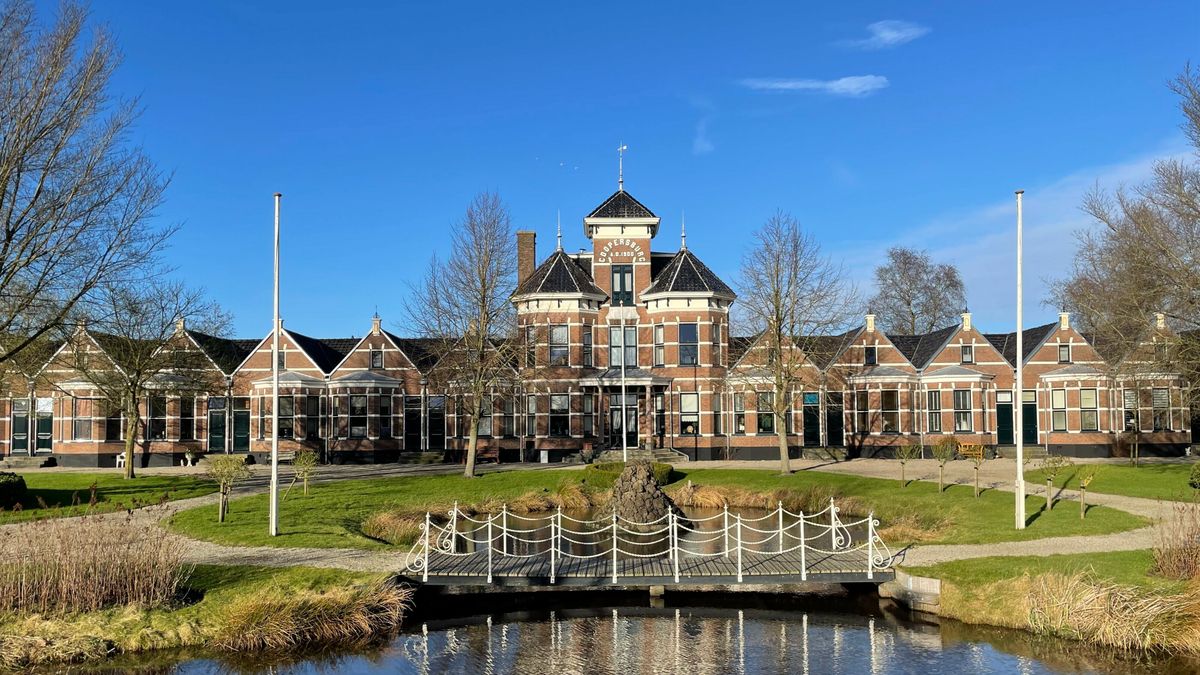 Zakenman en beroemde Akkrumer Frank Cooper krijgt z'n eigen standbeeld