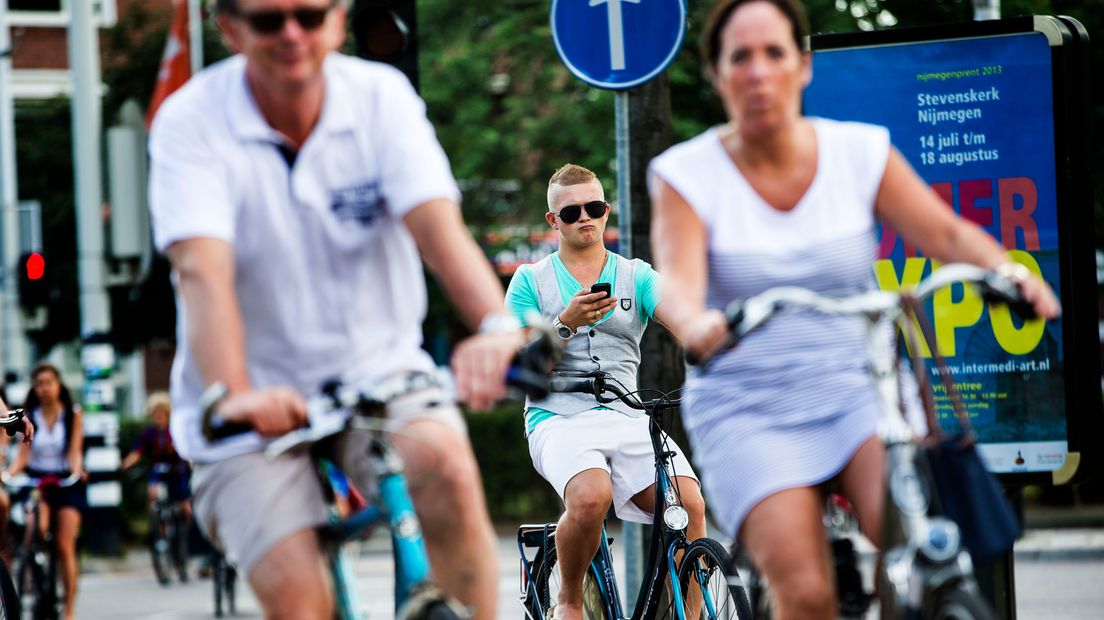 Appen op de fiets is vanaf 1 juli 2019 wettelijk verboden (Rechten: ANP)