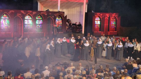 Bekijk hier de foto's van theaterspektakel Ridders en Juffers Home