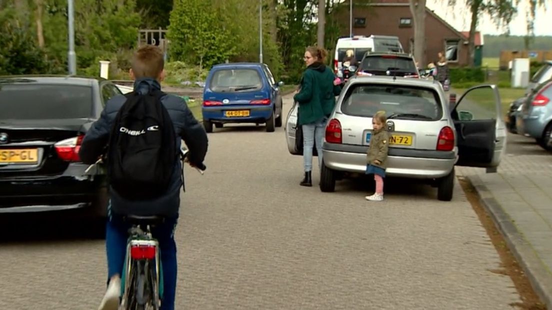 Kinderen op weg naar school in Valthermond (Rechten: RTV Drenthe)
