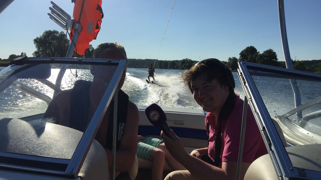 Handdoek tegen handdoek bij een recreatieplas, baantjes trekken in het openluchtzwembad, van bruggen springen in Waal en Rijn: als de temperatuur stijgt, zoekt de Gelderlander het water op. Maar dat is op sommige plaatsen niet zonder gevaar...