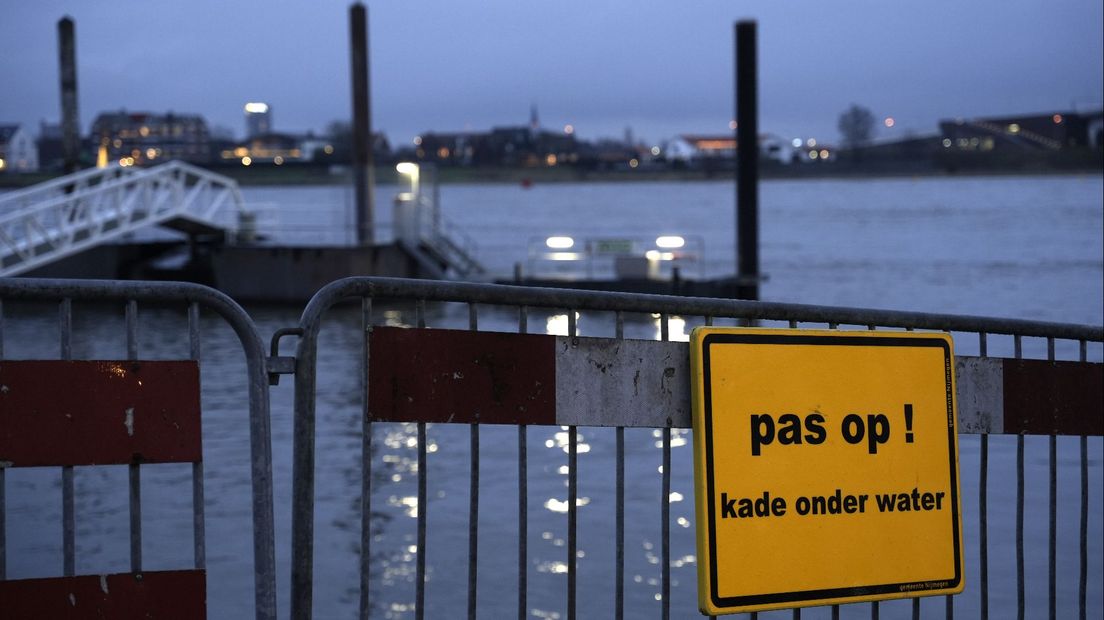 Gemeente Nijmegen heeft de gebruikelijke maatregelen getroffen op de Waalkade om mensen te waarschuwen voor het hoge water.
