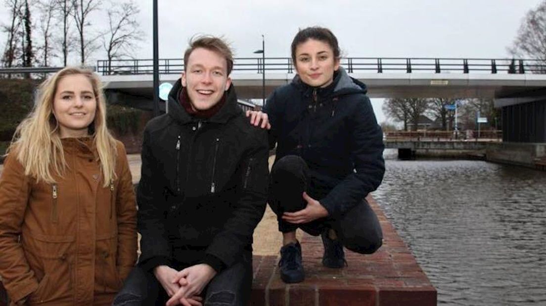 Karijn Lodewijks (r), Thijs Mars en Lynn Kleinlugtenbeld (r) organiseren de Gay Pride Lemelerveld