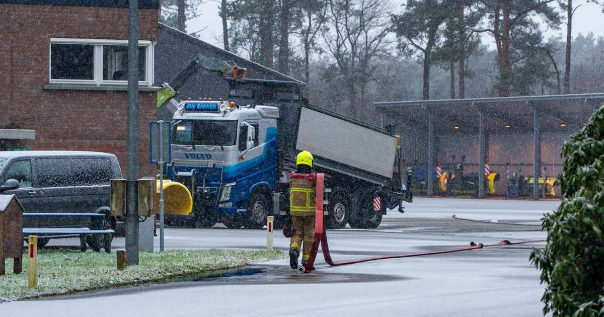 In een strooiwagen in ’t Harde ontstond vrijdagmiddag brand. De brandweer kwam…