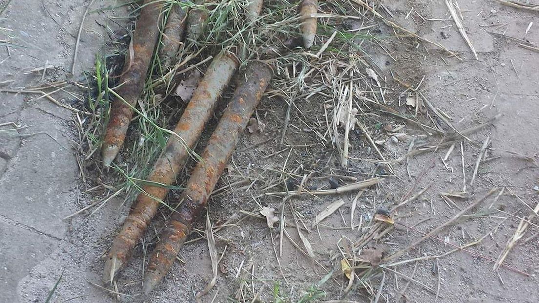 Zeven granaten uit het Twentekanaal gevist