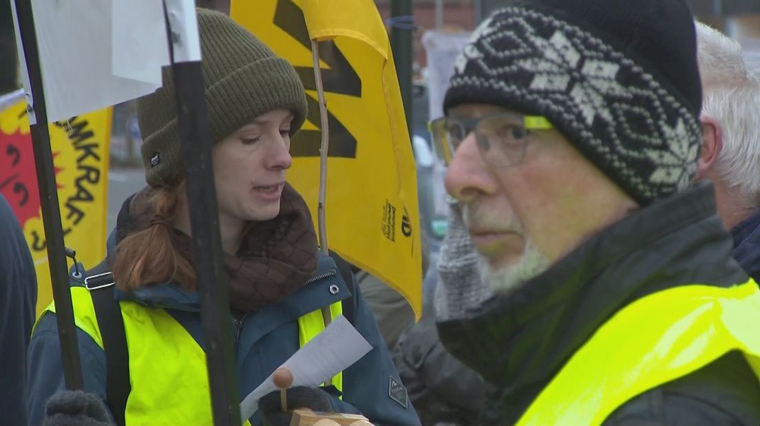 Tientallen mensen protesteren in Lingen tegen kerncentrale