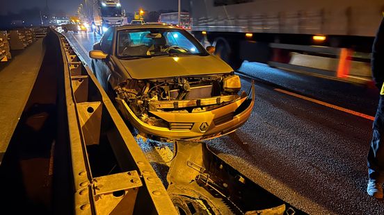 Files in twee richtingen op de A1 door ongeluk. Files in twee richtingen op de A1 door ongeluk.