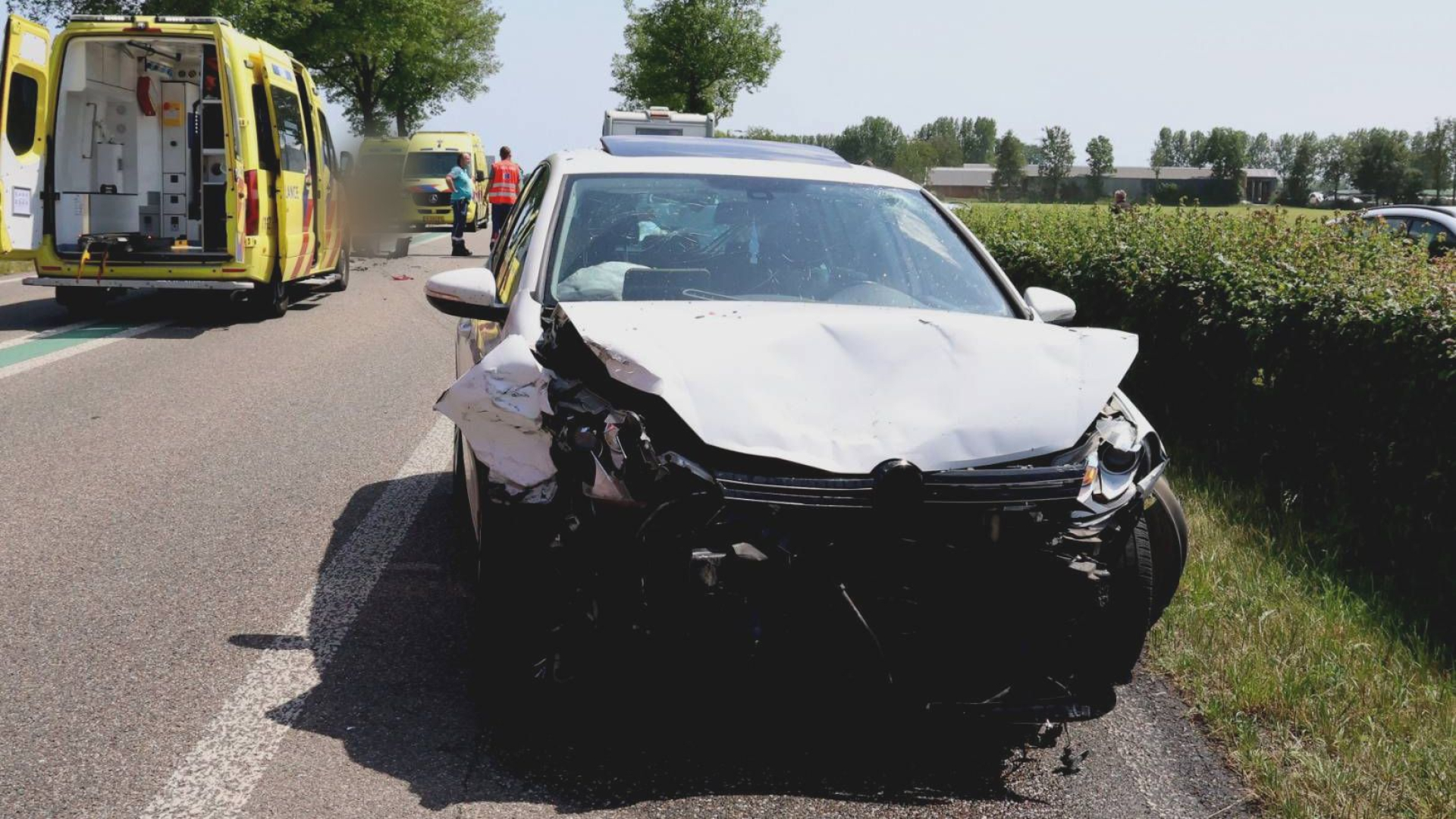 Flinke klap op N320: drie auto’s botsen op elkaar