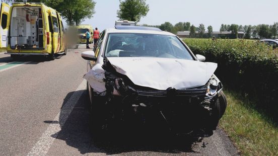 Flinke klap op N320: drie auto’s botsen op elkaar