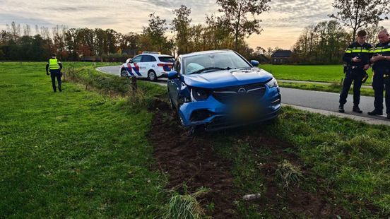 Auto in de wei bij ongeval Nieuws