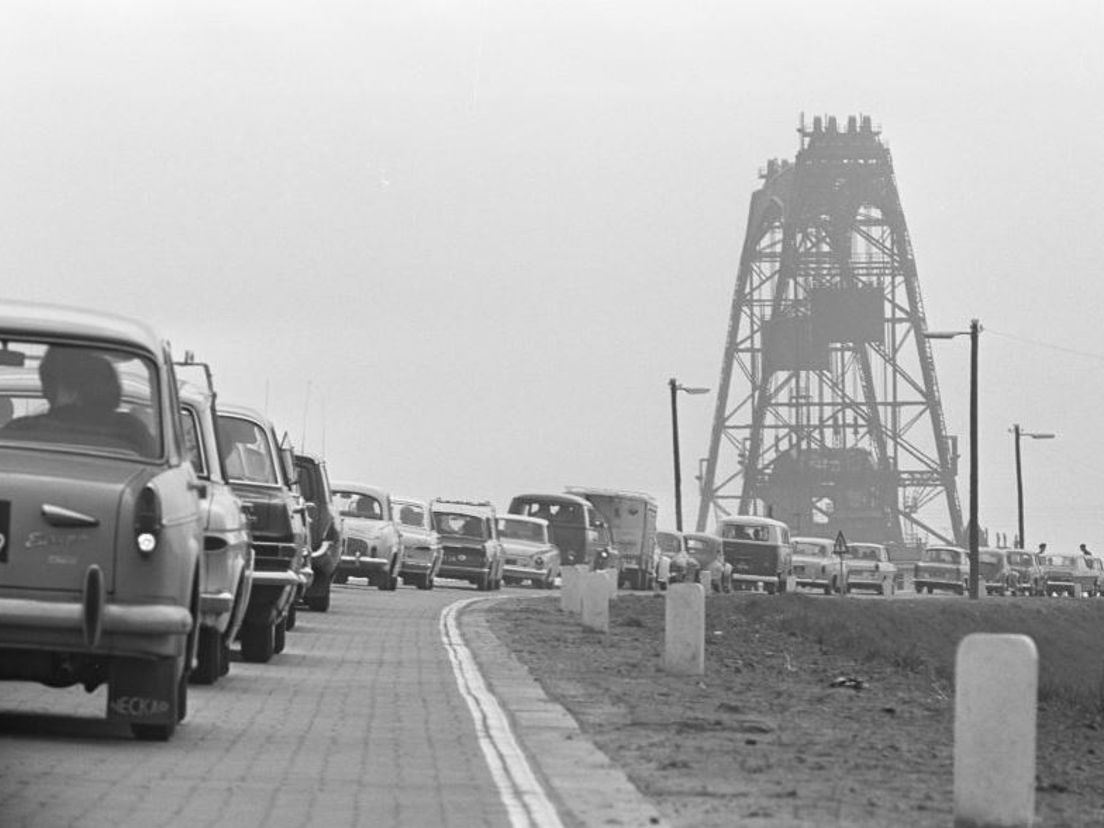 Verkeersdrukte bij brug Barendrecht (1966).