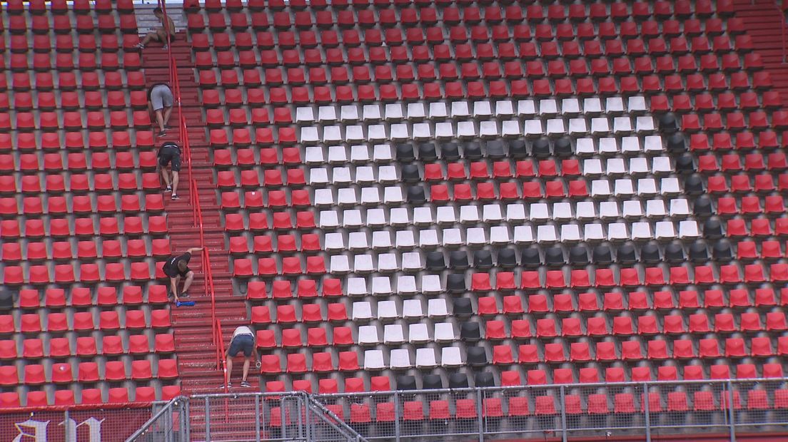 Supporters schilderen de trap van VAK-P