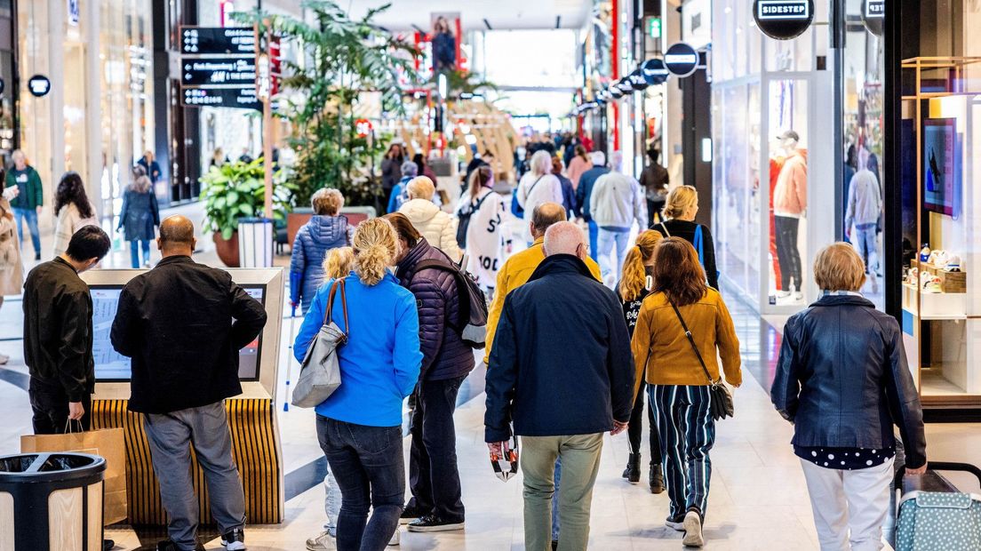 Mensen winkelen in de The Mall of the Netherlands in Leidschendam