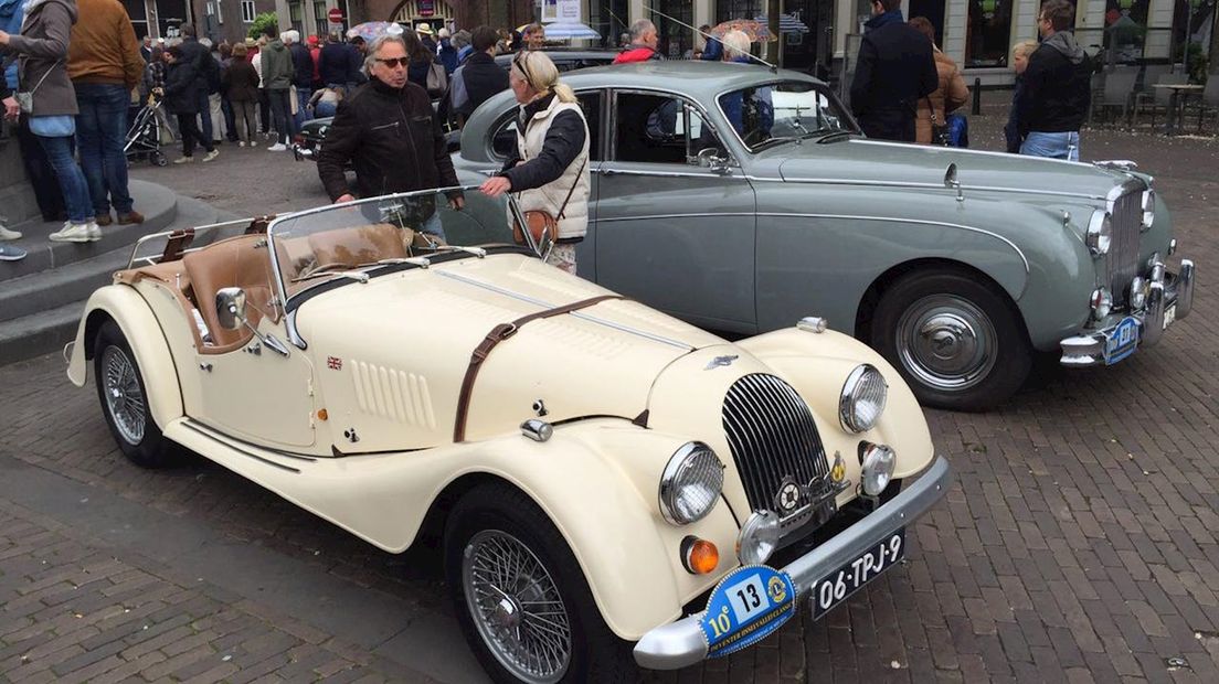 Klassieke auto's trekken veel bekijks in Deventer