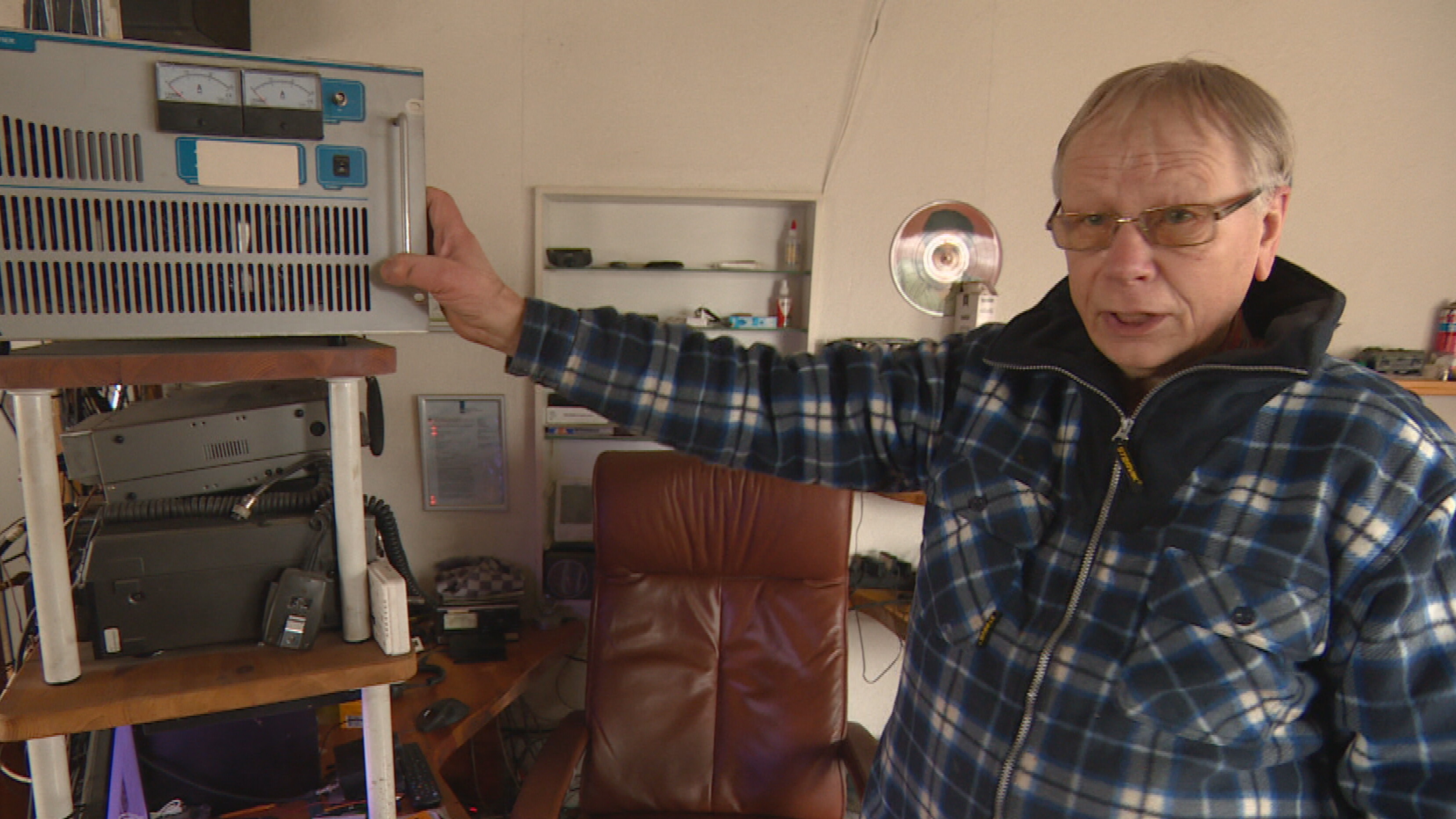 Gerrit hat it hûs fol elektroanika, stjoerders en fersterkers