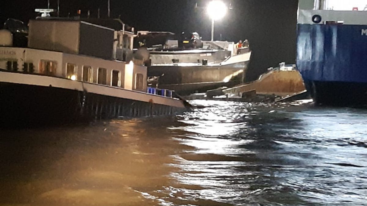 Geknakt zandschip naar Hansweert gesleept