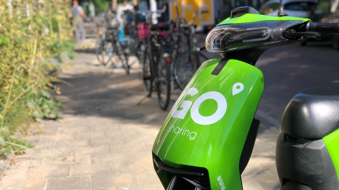 Een Go Sharing-deelscooter geparkeerd in stad Groningen