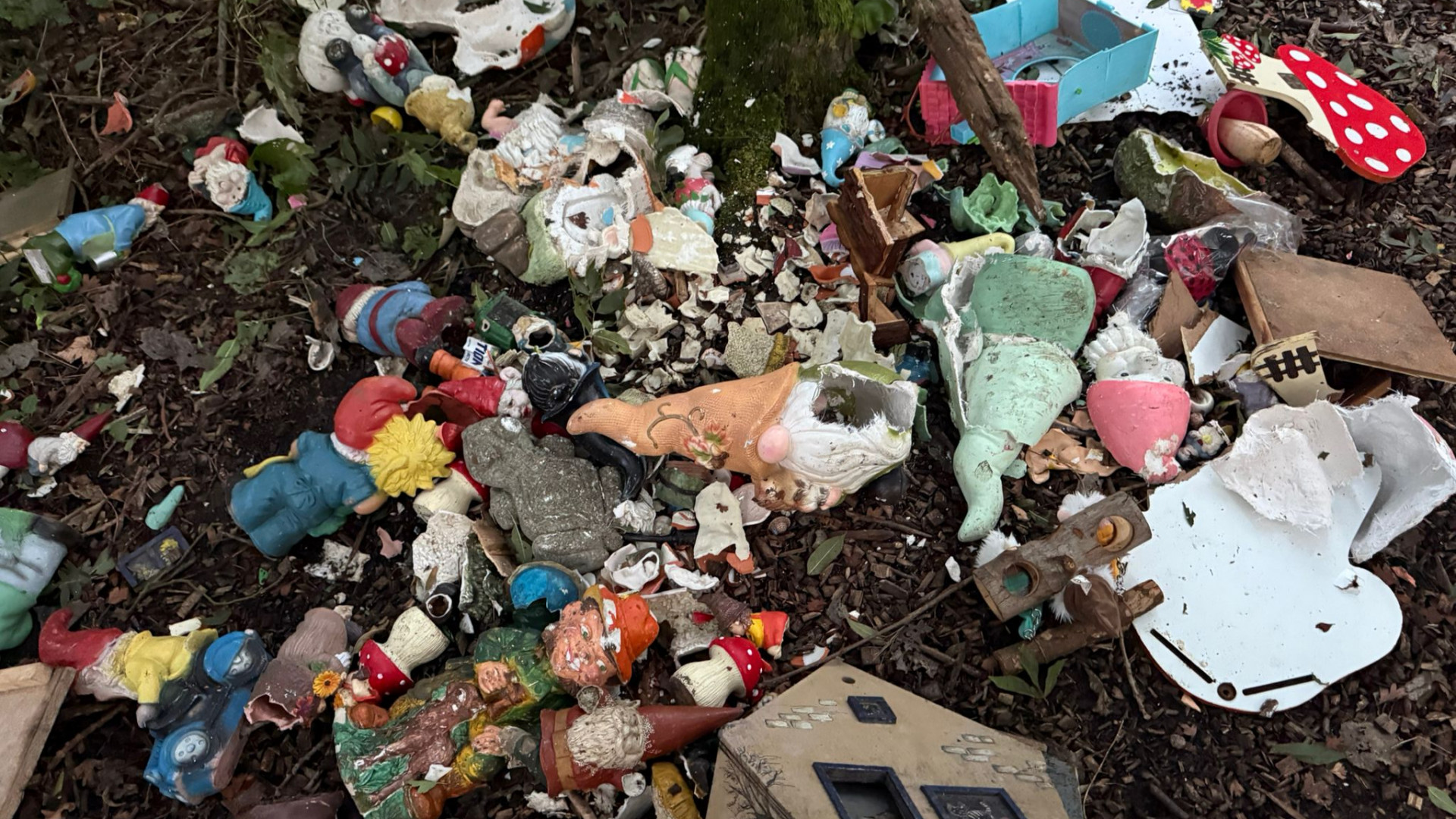 Gerda is kapot van het herhaalde vandalisme op het kabouterbos