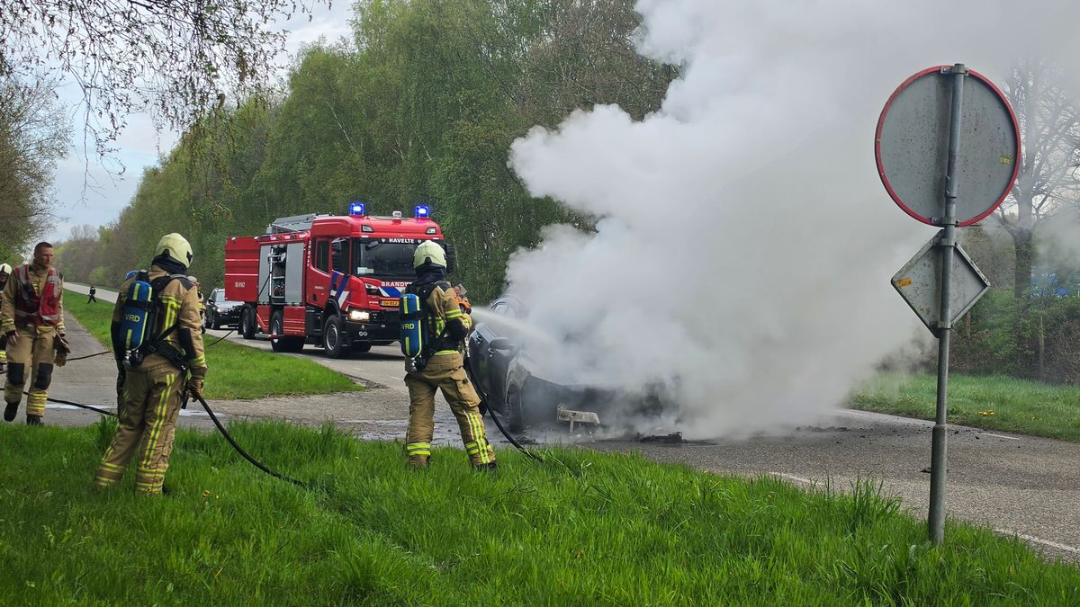 Auto in brand in Nijeveen, Rijksweg voorlopig dicht