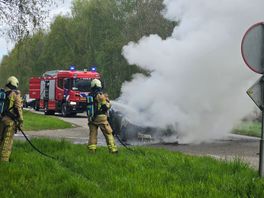 Auto in brand in Nijeveen, Rijksweg voorlopig dicht