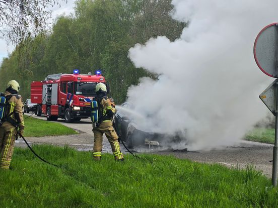 Auto in brand in Nijeveen, Rijksweg voorlopig dicht