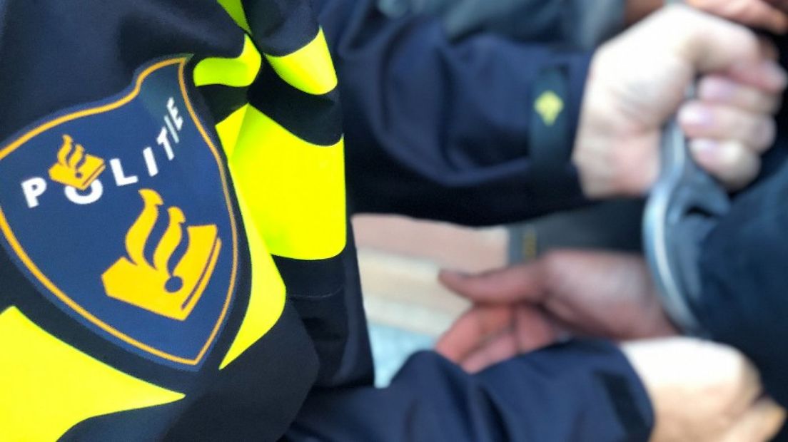 Aanhouding politie, verdachte met handboeien