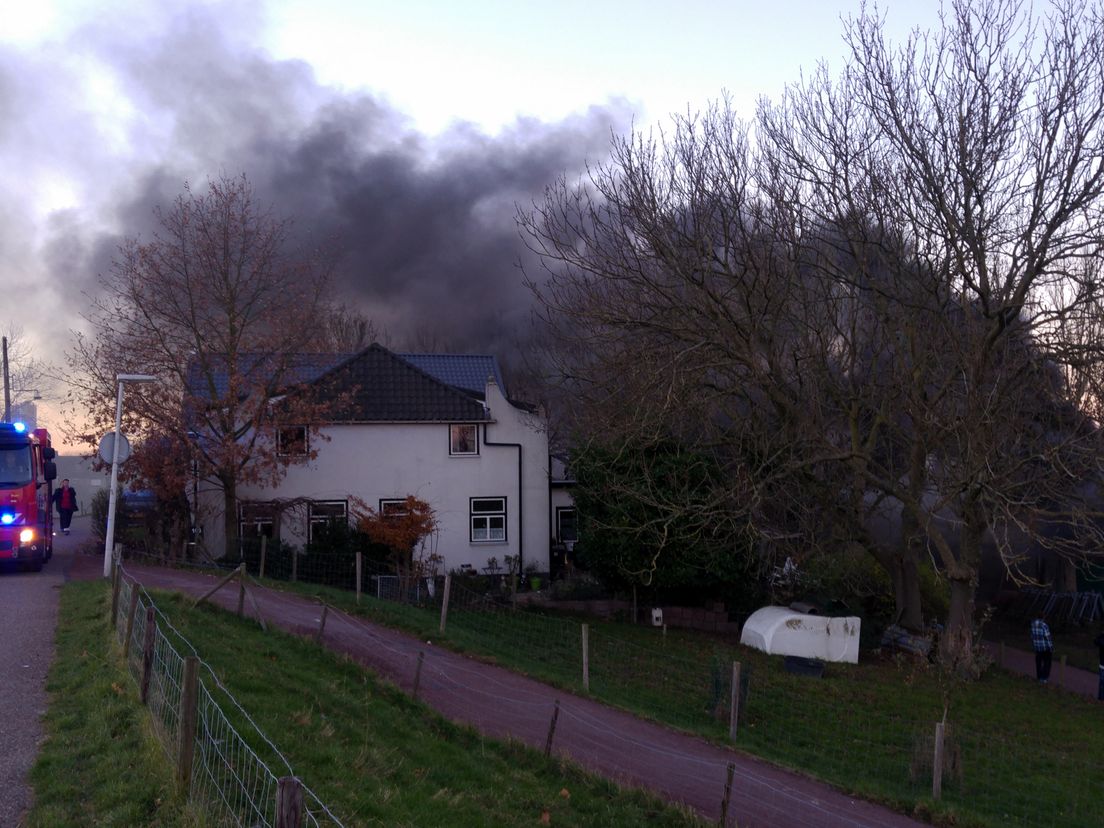 Brand in een schuur in Hoogvliet (Martin Groenenboom)