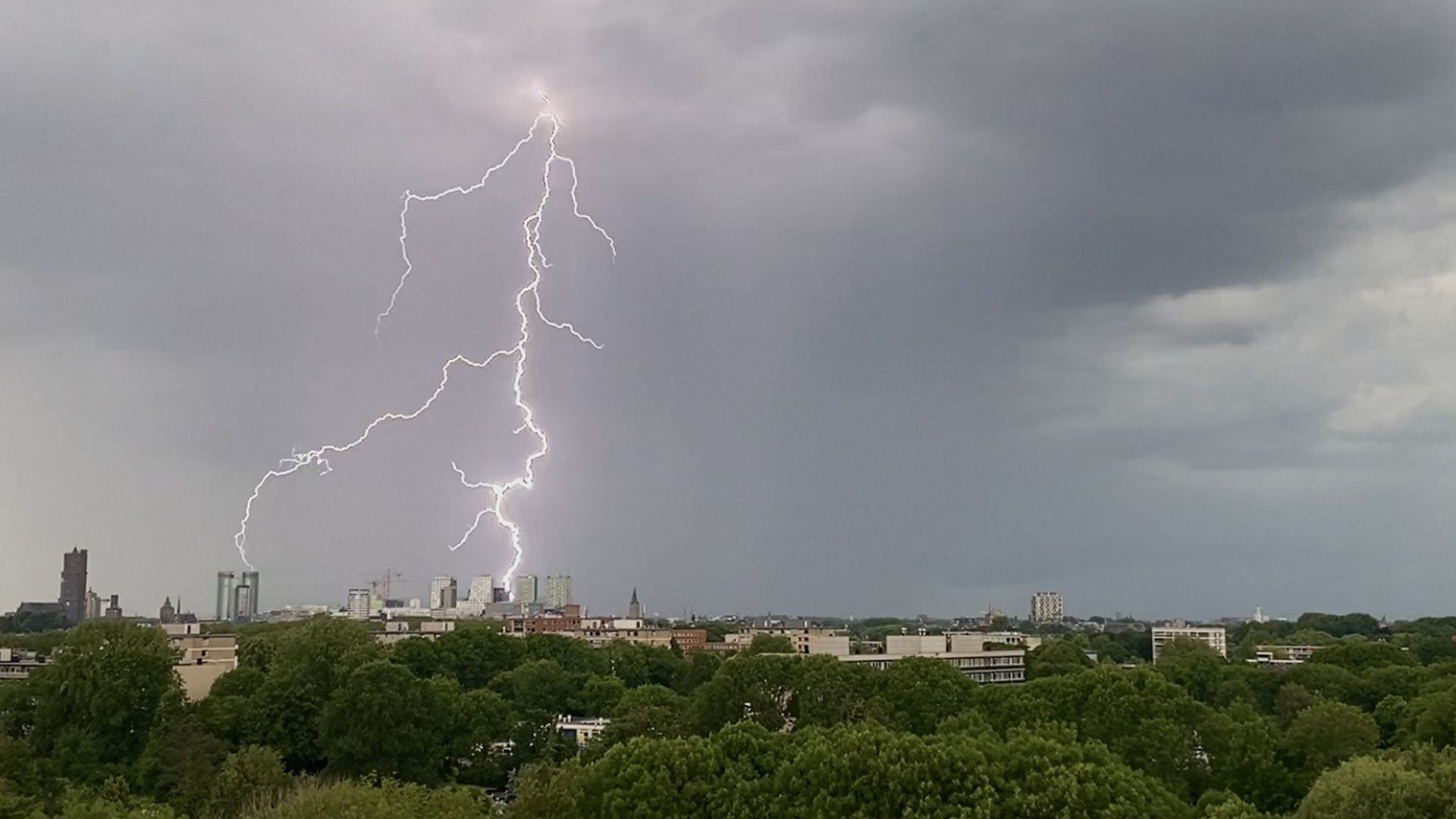 Noodweer Trekt Over Utrecht: Code Oranje Vanwege Onweersbuien ...