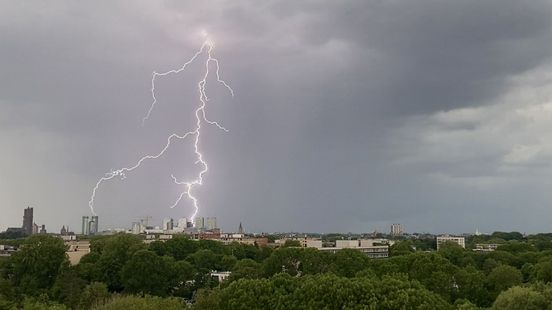 Onweer met hagel en wind op komst, waarschuwing KNMI geldt tot vannacht Home
