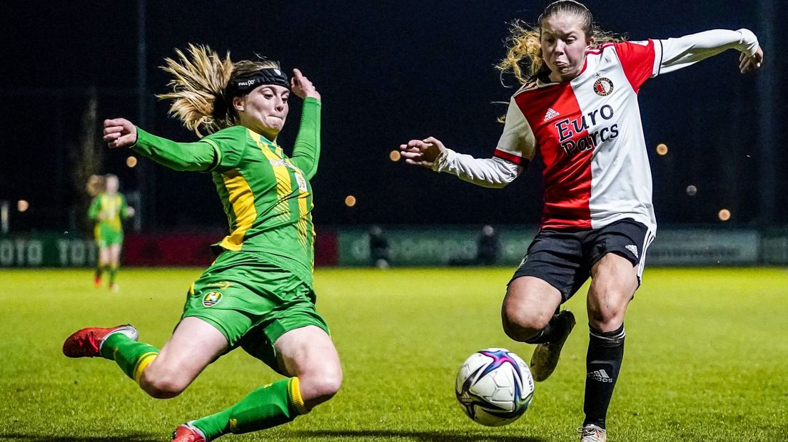 ADO Den Haag-speelster Wiëlle Douma zet een sliding in tegen Romeé van de Lavoir van Feyenoord
