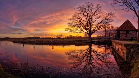 Met veel geduld kreeg Gerrit zijn perfecte foto van de watermolen van Oele Home