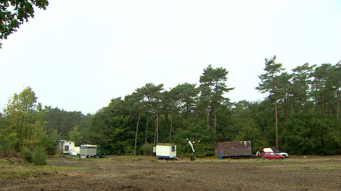 De onderkomens van de bewoners op het terrein van het voormalige pretpark (Rechten: RTV Drenthe)