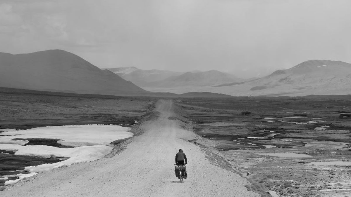 Stel uit Zeegse bedwingt moeilijk begaanbare wegen door de Kaukasus op de fiets