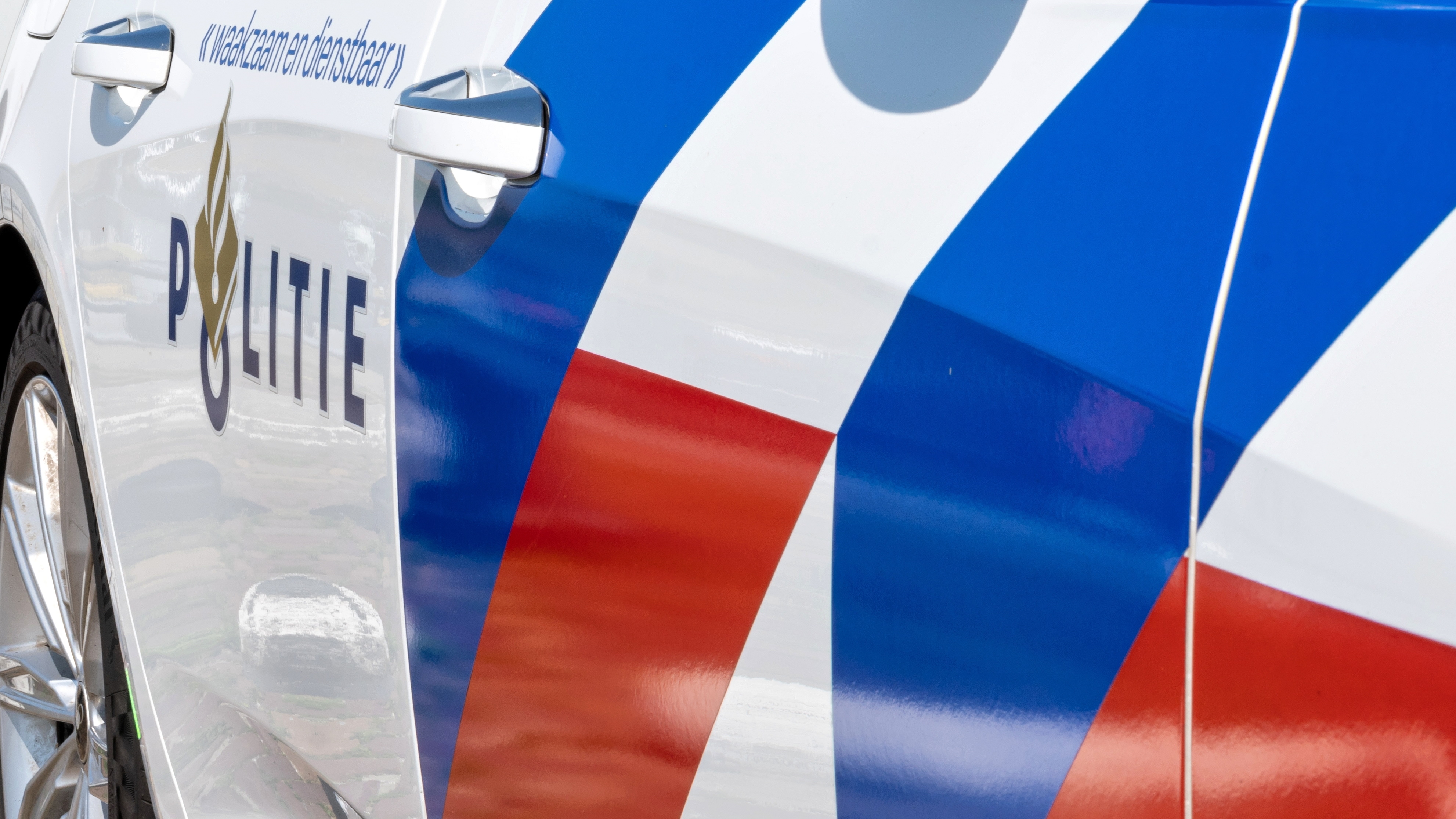 Plysjeauto's fernield by plysjeburo yn Wolvegea