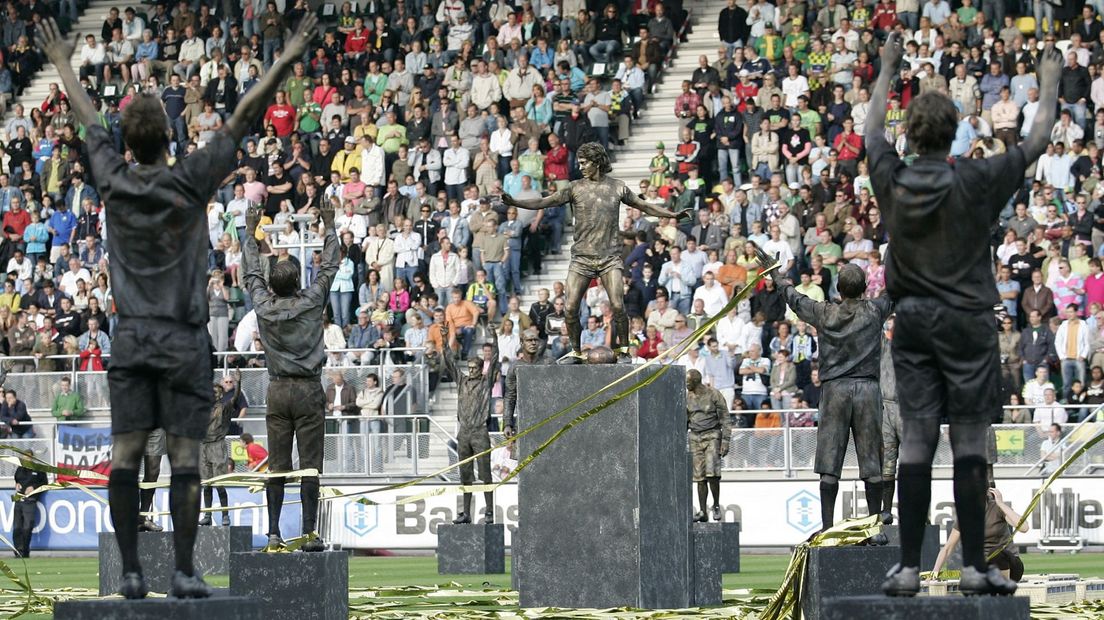 De openingsceremonie van het ADO-stadion in 2007 met in het midden het standbeeld van Aad Mansveld