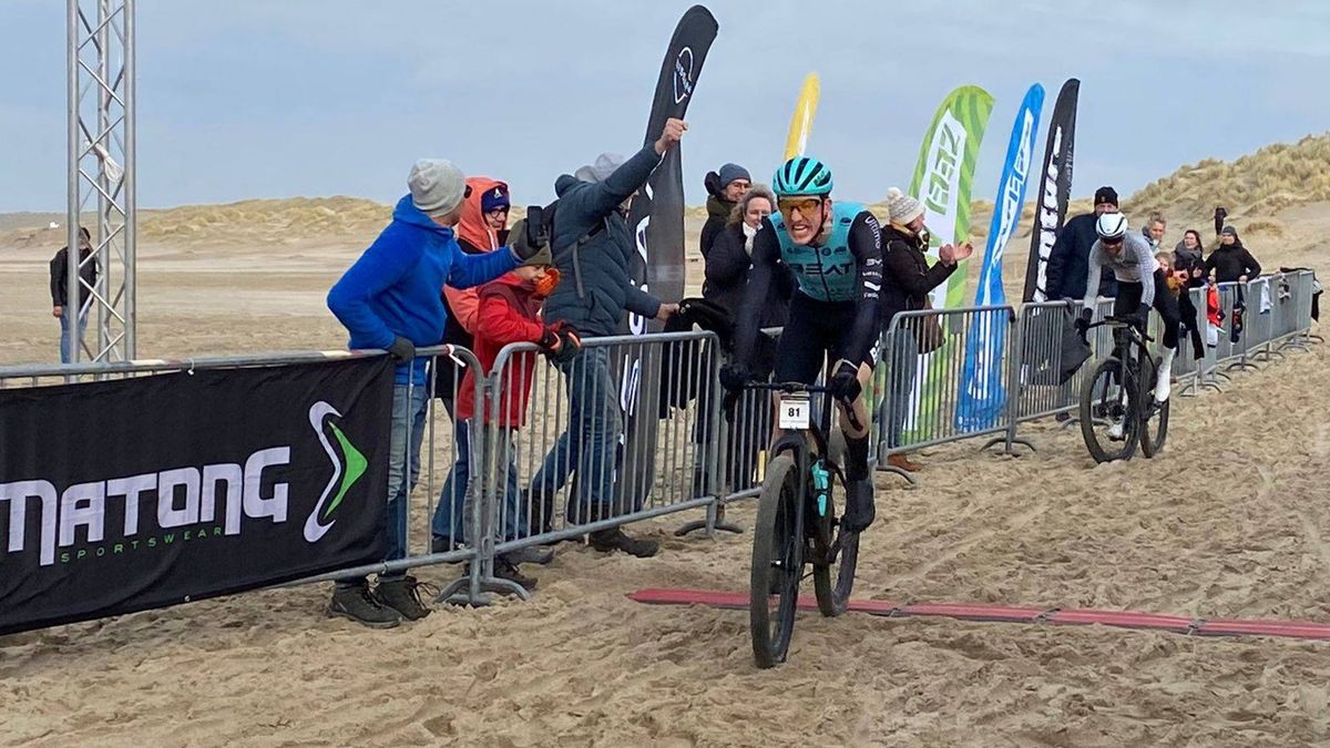 De Cock kan titel niet prolongeren: Daan van Sintmaartensdijk wint NK strandrace in Scharendijke
