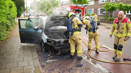 Auto vliegt in brand tijdens rit