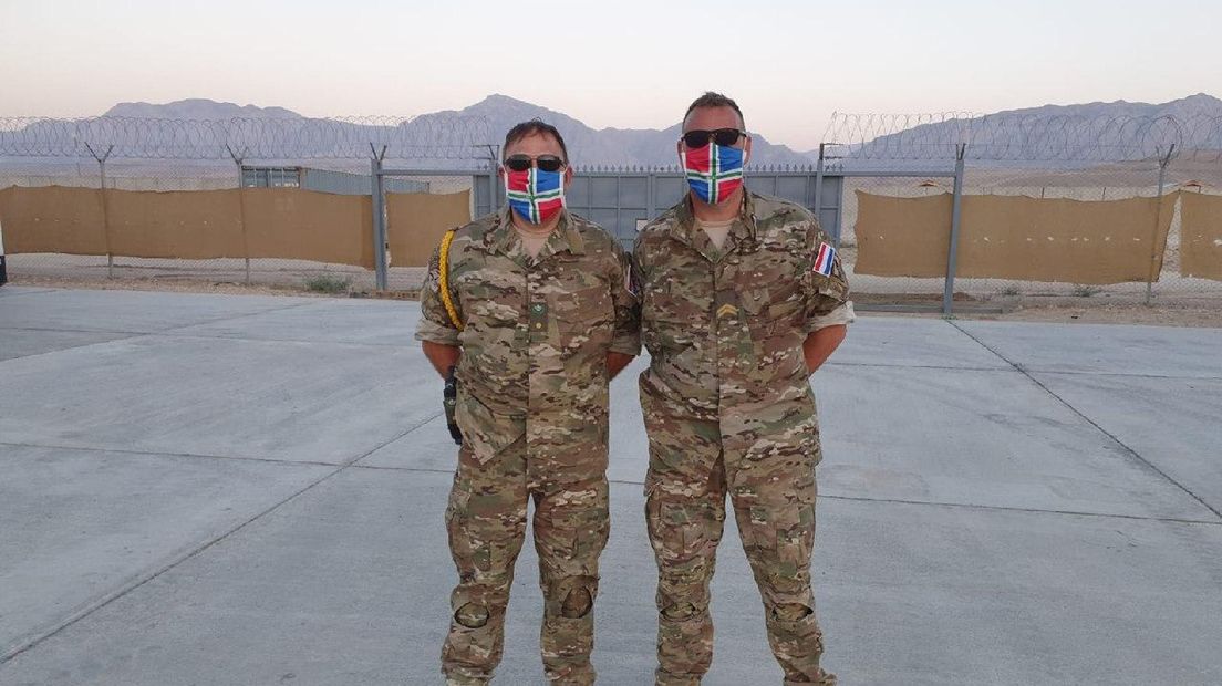 Militairen Pierre (links) en Bart (rechts) dragen Groningse mondkapjes in Afghanistan