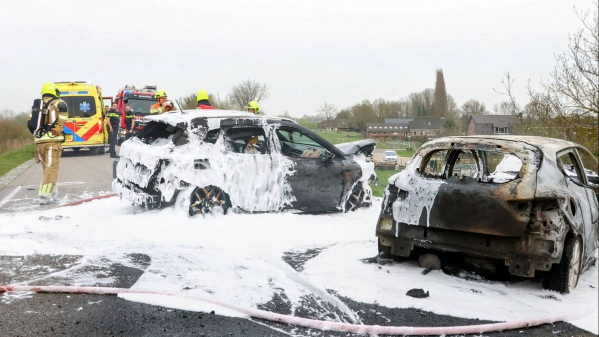 Twee gewonden bij frontale botsing, auto's uitgebrand
