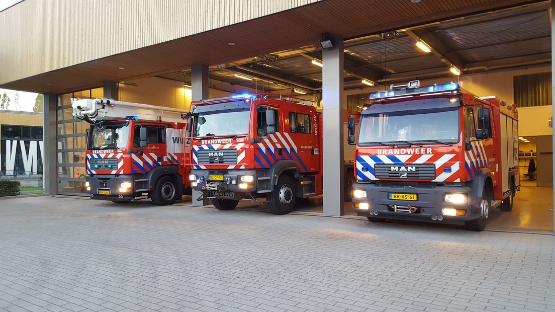 Het zit de brandweer niet mee. Op internet is een filmpje verschenen met opnieuw een ongeluk met een brandweerwagen in Apeldoorn. De wagen was onderweg naar een ánder ongeluk met een brandweerwagen in Apeldoorn. Die brandweerwagen had een huis geramd.